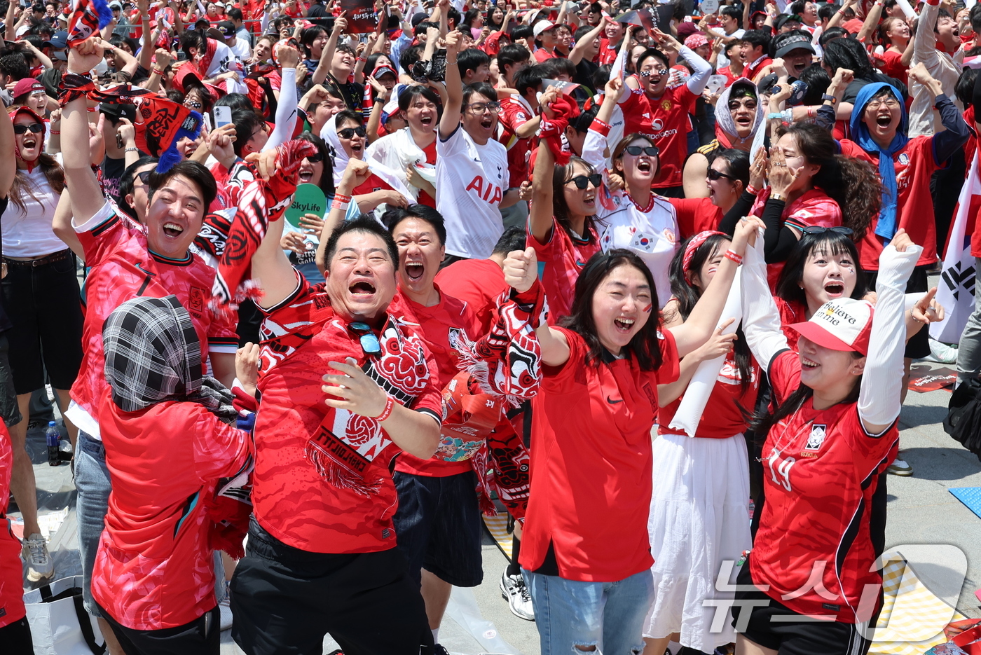 (서울=뉴스1) 안은나 기자 = 축구국가대표팀 공식 서포터즈 붉은악마를 비롯한 시민들이 12일 서울 종로구 광화문광장에서 2026 북중미월드컵 A조 조별리그 1차전 대한민국과 체코 …