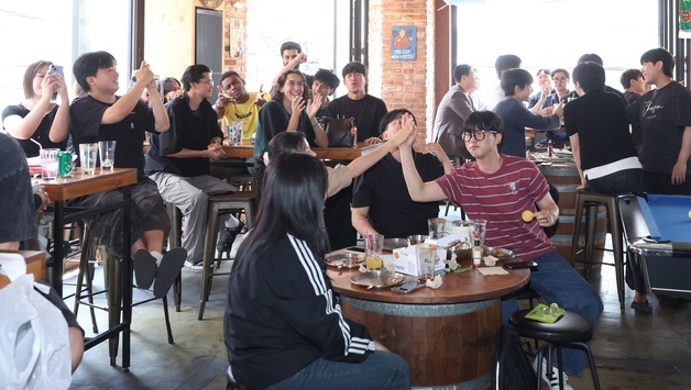 역전골 기쁨 나누는 시민들