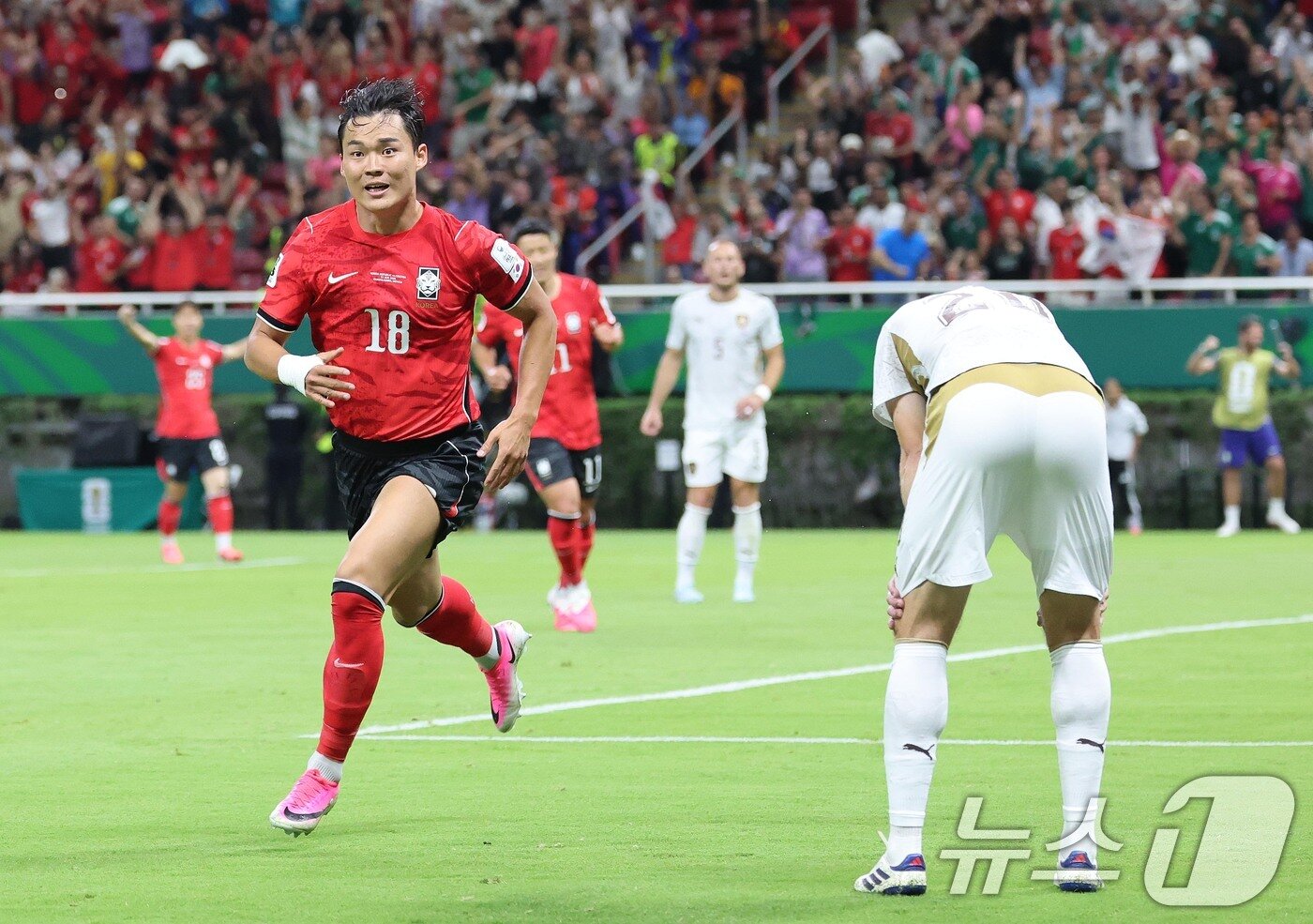본문 이미지 - 대한민국 축구국가대표팀 오현규가 11일(현지시간) 멕시코 할리스코주 사포판 과달라하라 스타디움에서 열린 2026 북중미 월드컵 A조 조별리그 1차전 대한민국과 체코의 경기에서 역전골을 넣고 환호하고 있다. 2026.6.12 ⓒ 뉴스1 임세영 기자