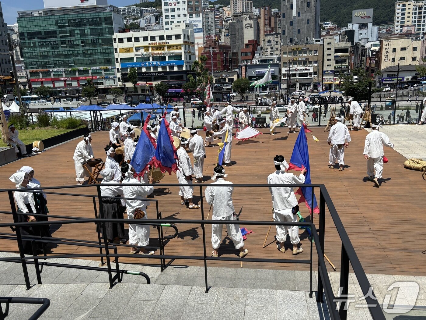 본문 이미지 - 부산역 2층 출구 광장에서 진행된 밀양백중놀이 공연 모습 2026.6.12 ⓒ 뉴스1 홍윤 기자