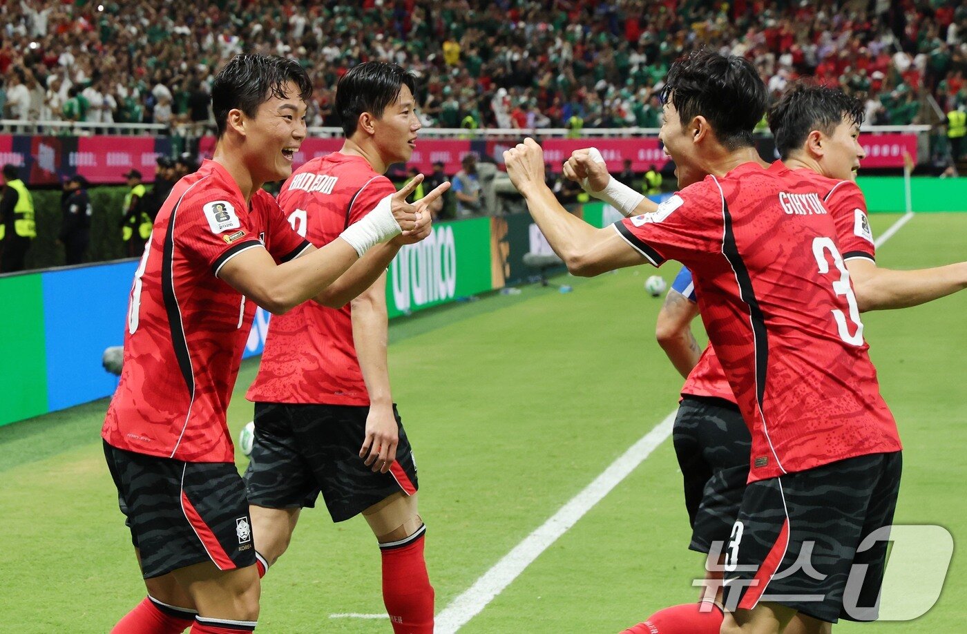 본문 이미지 - 대한민국 축구국가대표팀 오현규가 11일(현지시간) 멕시코 할리스코주 사포판 과달라하라 스타디움에서 열린 2026 북중미 월드컵 A조 조별리그 1차전 대한민국과 체코의 경기에서 역전골을 넣고 환호하고 있다. 2026.6.12 ⓒ 뉴스1 임세영 기자