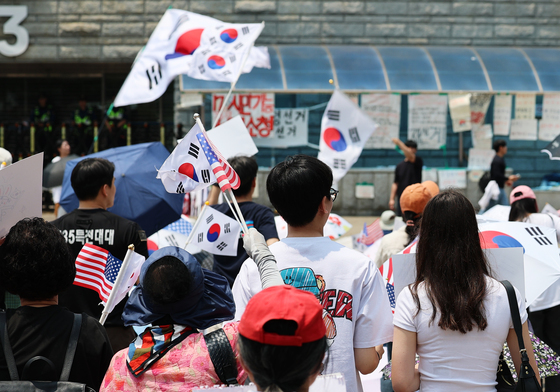 월드컵 응원 대신 재선거 촉구