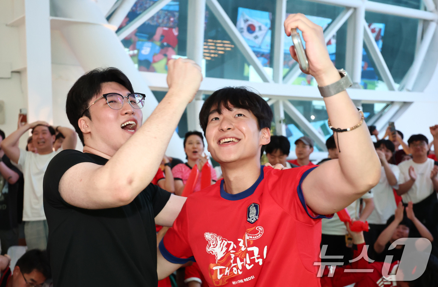 (서울=뉴스1) 최지환 기자 = 시민들이 12일 서울 성동구 뚝섬한강공원 복합문화공간 한강플플에서 2026 북중미월드컵 A조 조별리그 1차전 대한민국과 체코의 경기에서 대한민국이 …