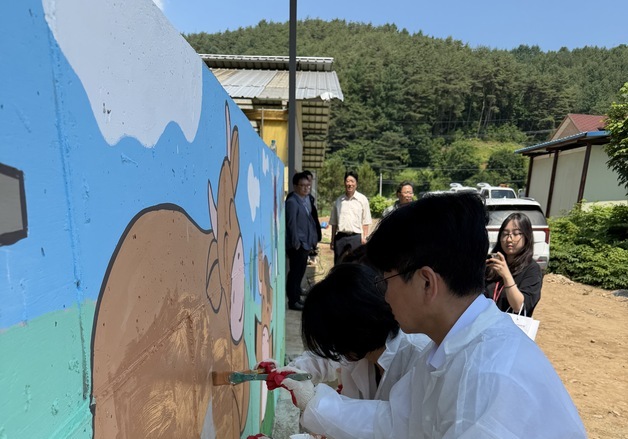 농협 강원본부, 평창서 '예쁜농장 벽화그리기' 실시