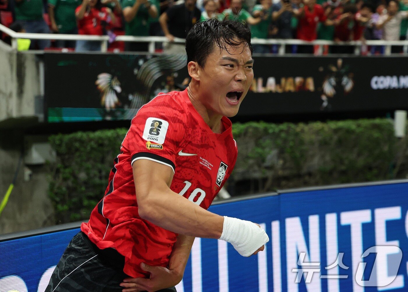 본문 이미지 - 대한민국 축구국가대표팀 오현규가 11일(현지시간) 멕시코 할리스코주 사포판 과달라하라 스타디움에서 열린 2026 북중미 월드컵 A조 조별리그 1차전 대한민국과 체코의 경기에서 역전골을 넣은 뒤 환호하고 있다. 2026.6.12 ⓒ 뉴스1 임세영 기자