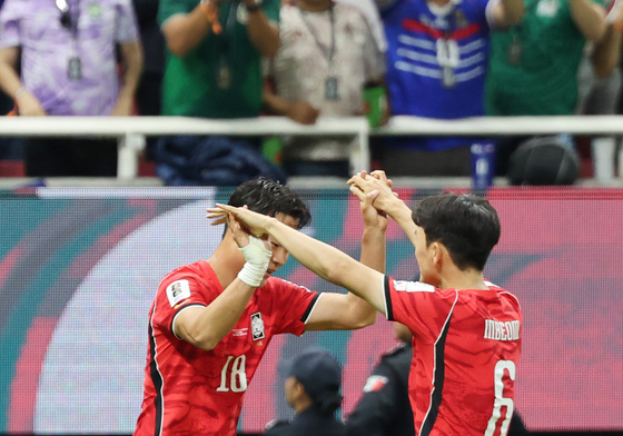 기뻐하는 오현규와 황인범