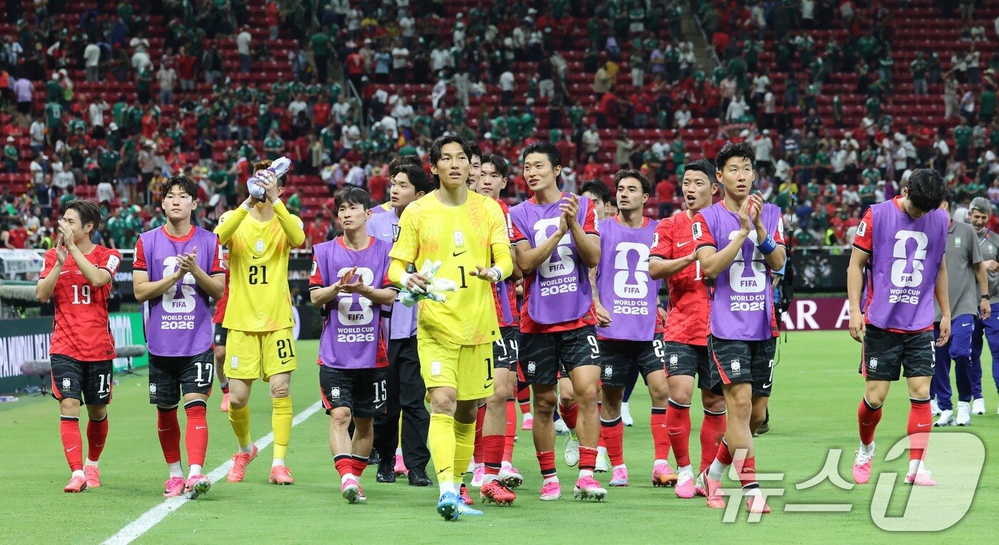 본문 이미지 - 대한민국 축구국가대표팀 선수들이 11일(현지시간) 멕시코 할리스코주 사포판 과달라하라 스타디움에서 열린 2026 북중미 월드컵 A조 조별리그 1차전 대한민국과 체코의 경기를 마치고 관중들에게 인사를 하고 있다. 이날 경기는 대한민국이 체코를 상대로 2-1로 승리했다. 2026.6.12 ⓒ 뉴스1 임세영 기자