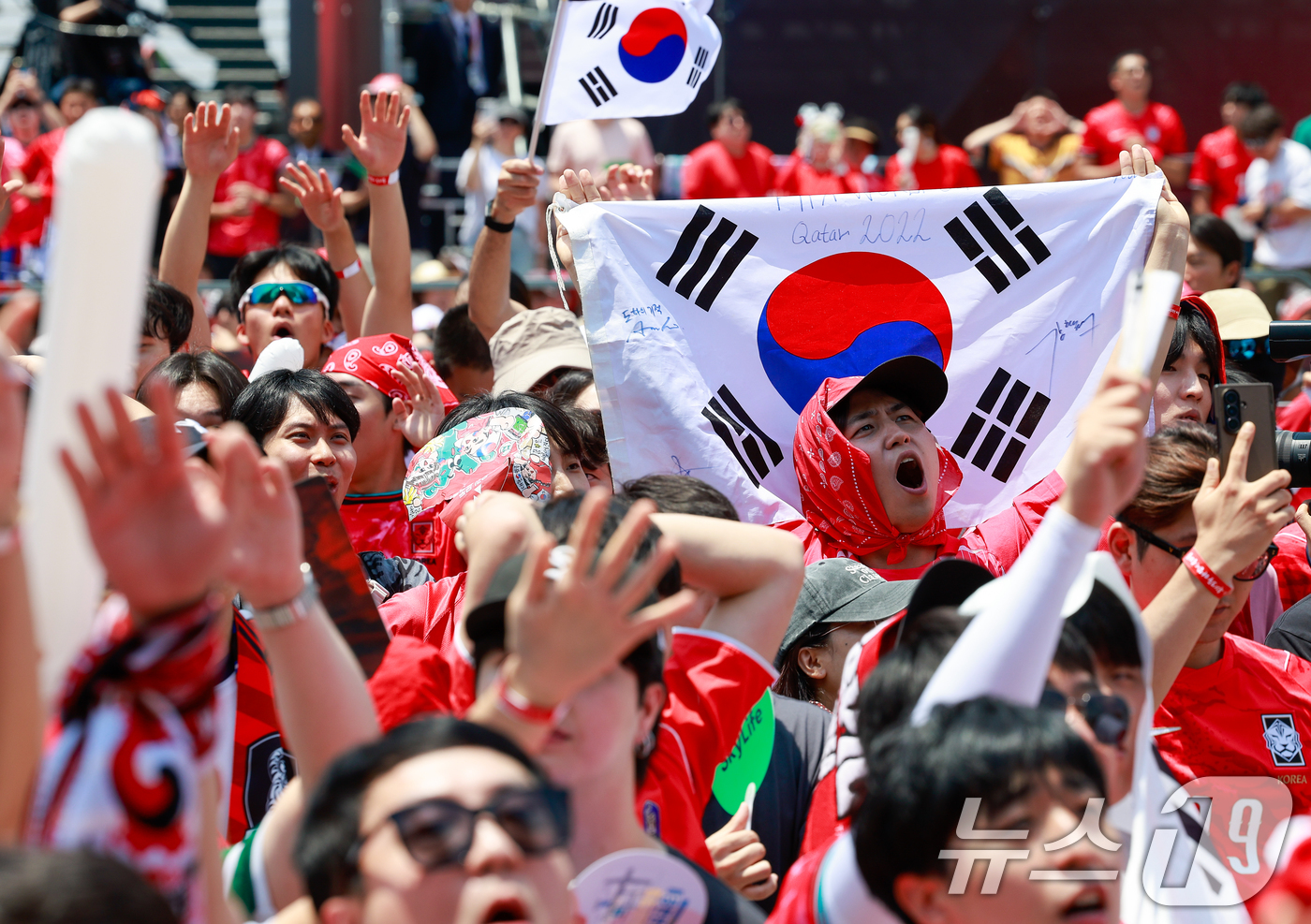 (서울=뉴스1) 안은나 기자 = 축구국가대표팀 공식 서포터즈 붉은악마를 비롯한 시민들이 12일 서울 종로구 광화문광장에서 2026 북중미월드컵 A조 조별리그 1차전 대한민국과 체코 …