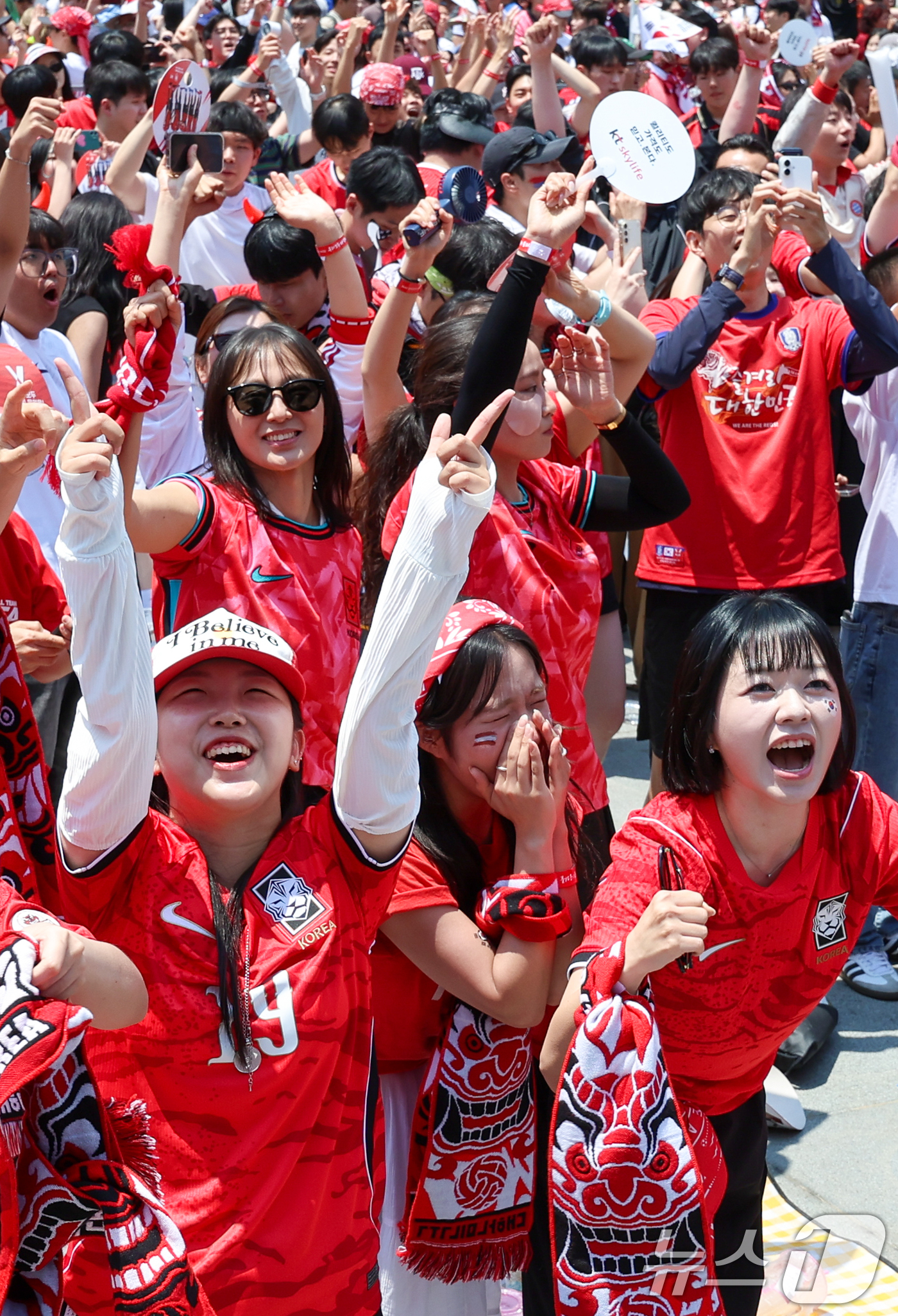 (서울=뉴스1) 안은나 기자 = 축구국가대표팀 공식 서포터즈 붉은악마를 비롯한 시민들이 12일 서울 종로구 광화문광장에서 2026 북중미월드컵 A조 조별리그 1차전 대한민국과 체코 …