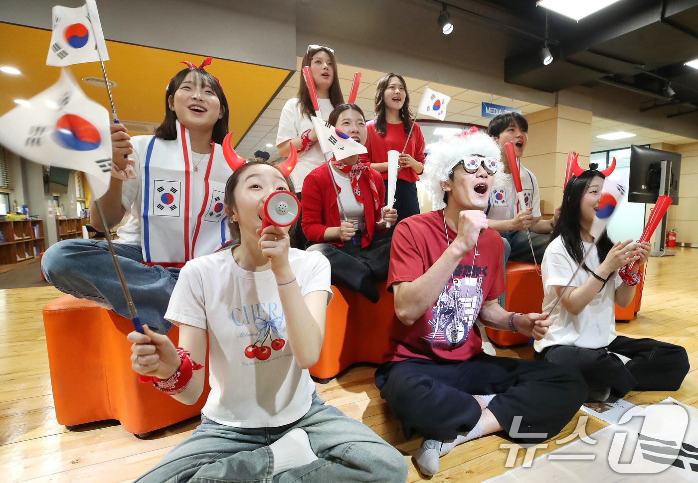 (대구=뉴스1) 공정식 기자 = 2026 북중미월드컵 A조 조별리그 1차전 대한민국과 체코의 경기가 열린 12일 대구 달서구 계명문화대 글로벌존에서 학생들이 응원전을 펼치고 있다. …