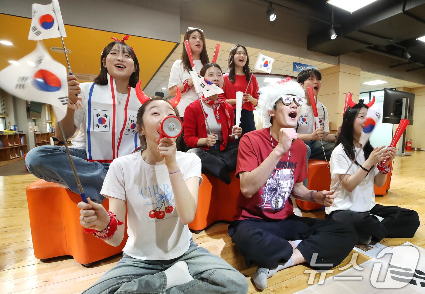 본문 이미지 - 2026 북중미월드컵 A조 조별리그 1차전 대한민국과 체코의 경기가 열린 12일 대구 달서구 계명문화대 글로벌존에서 학생들이 응원전을 펼치고 있다. 2026.6.12 ⓒ 뉴스1 공정식 기자