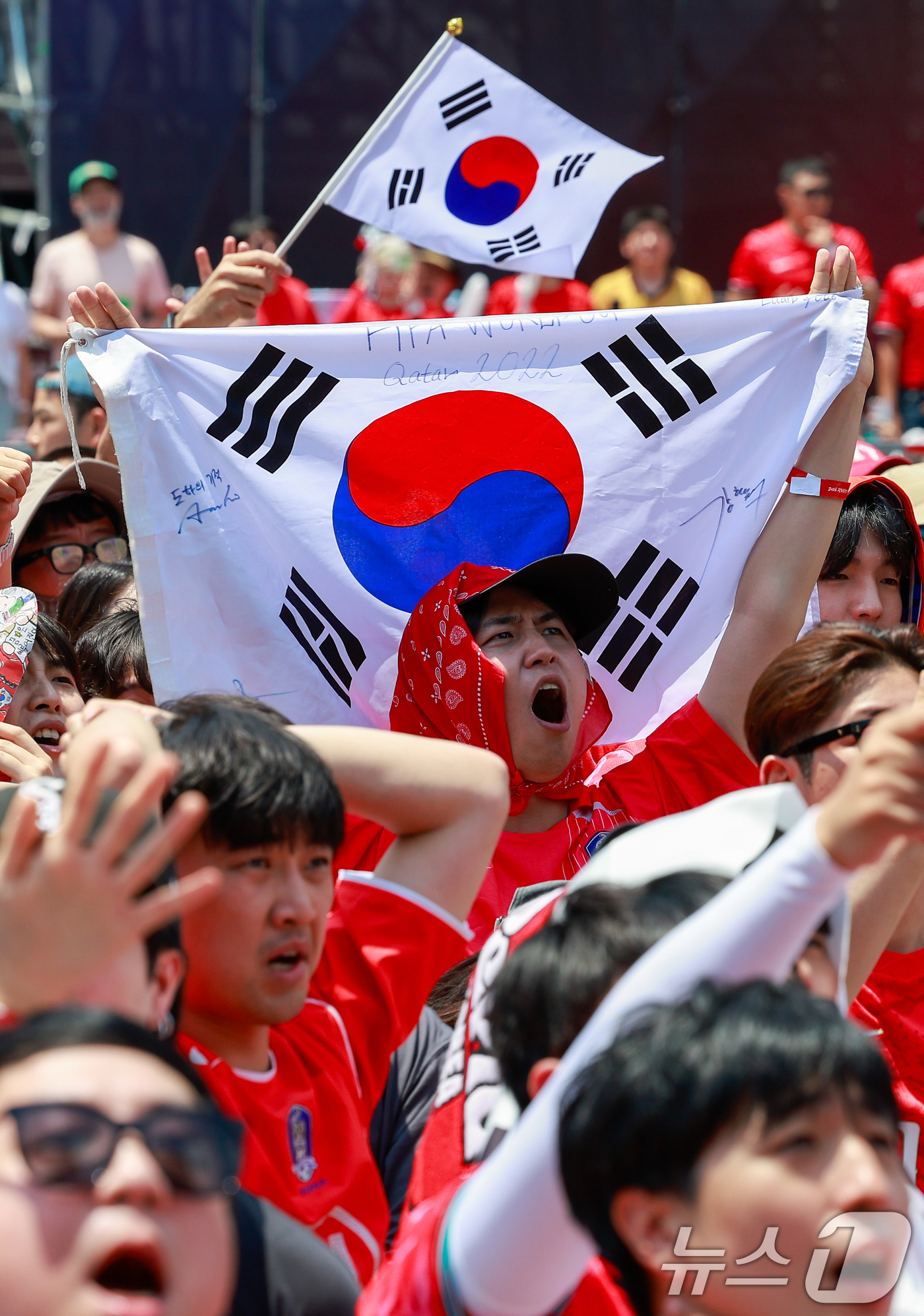 (서울=뉴스1) 안은나 기자 = 축구국가대표팀 공식 서포터즈 붉은악마를 비롯한 시민들이 12일 서울 종로구 광화문광장에서 2026 북중미월드컵 A조 조별리그 1차전 대한민국과 체코 …