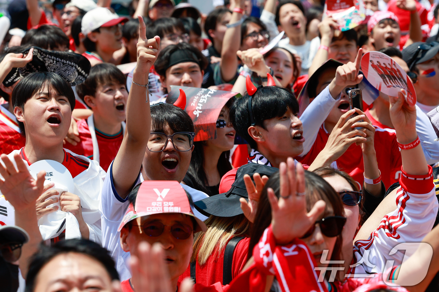 (서울=뉴스1) 안은나 기자 = 축구국가대표팀 공식 서포터즈 붉은악마를 비롯한 시민들이 12일 서울 종로구 광화문광장에서 2026 북중미월드컵 A조 조별리그 1차전 대한민국과 체코 …