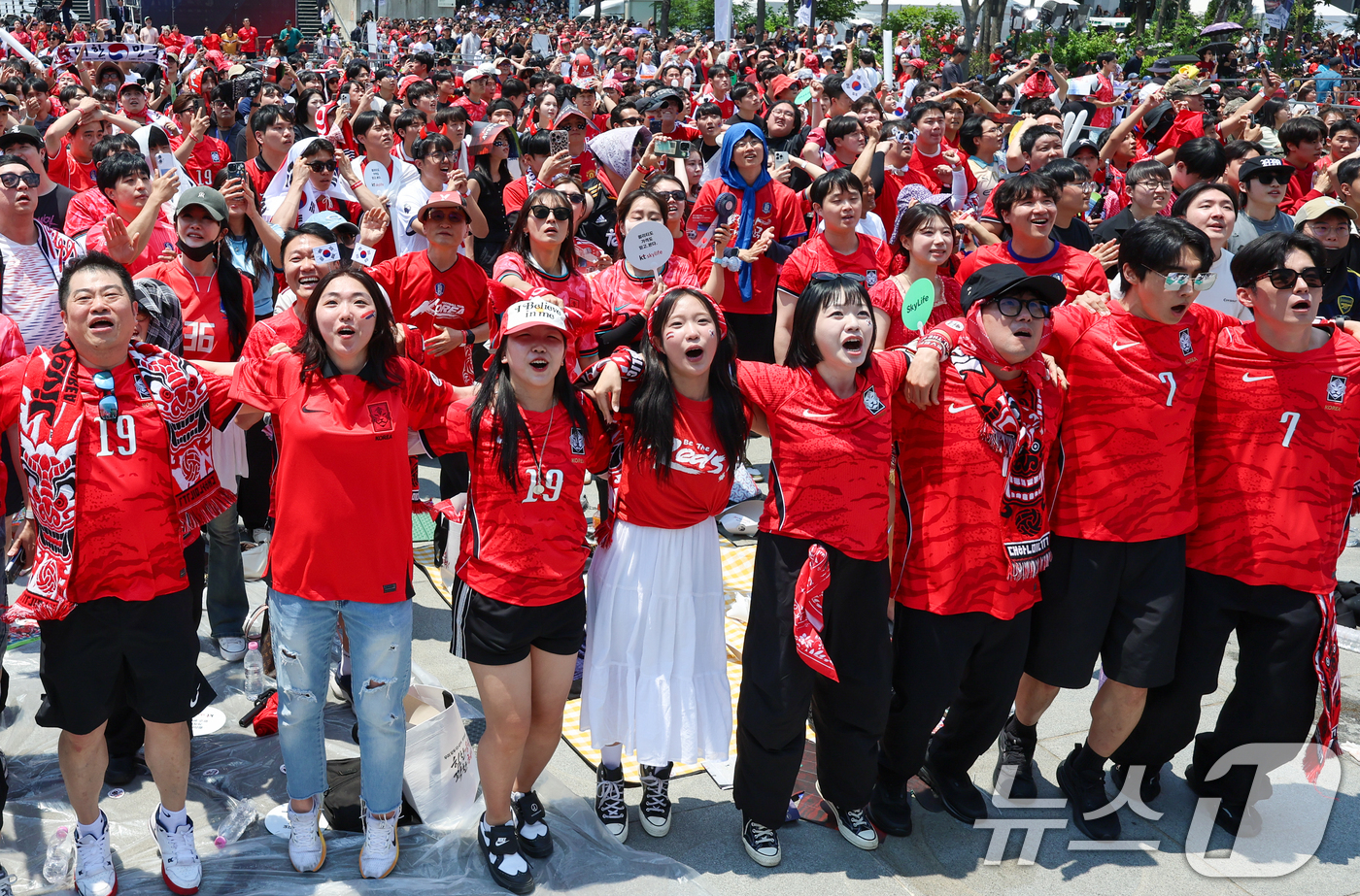 (서울=뉴스1) 안은나 기자 = 축구국가대표팀 공식 서포터즈 붉은악마를 비롯한 시민들이 12일 서울 종로구 광화문광장에서 2026 북중미월드컵 A조 조별리그 1차전 대한민국과 체코 …