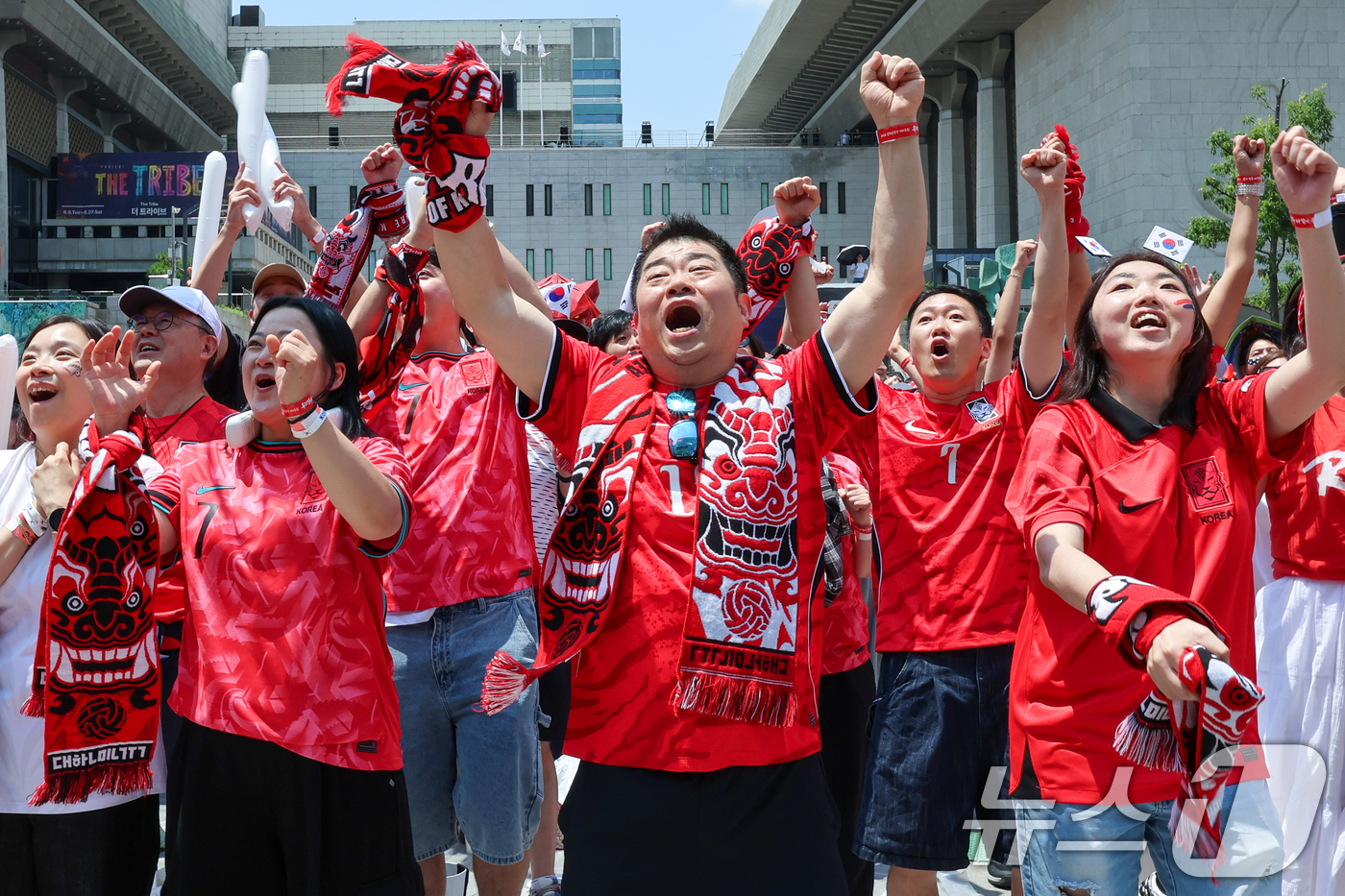 (서울=뉴스1) 안은나 기자 = 축구국가대표팀 공식 서포터즈 붉은악마를 비롯한 시민들이 12일 서울 종로구 광화문광장에서 2026 북중미월드컵 A조 조별리그 1차전 대한민국과 체코 …