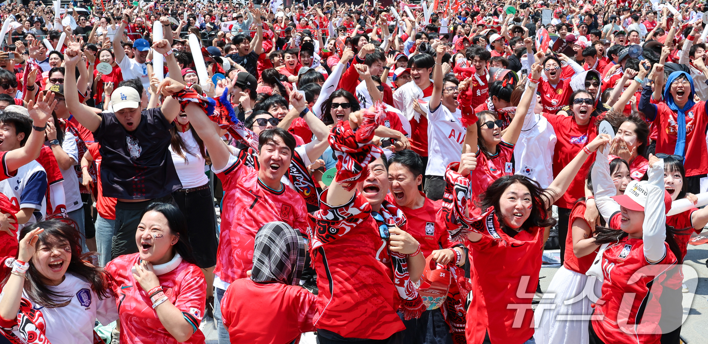 (서울=뉴스1) 안은나 기자 = 축구국가대표팀 공식 서포터즈 붉은악마를 비롯한 시민들이 12일 서울 종로구 광화문광장에서 2026 북중미월드컵 A조 조별리그 1차전 대한민국과 체코 …