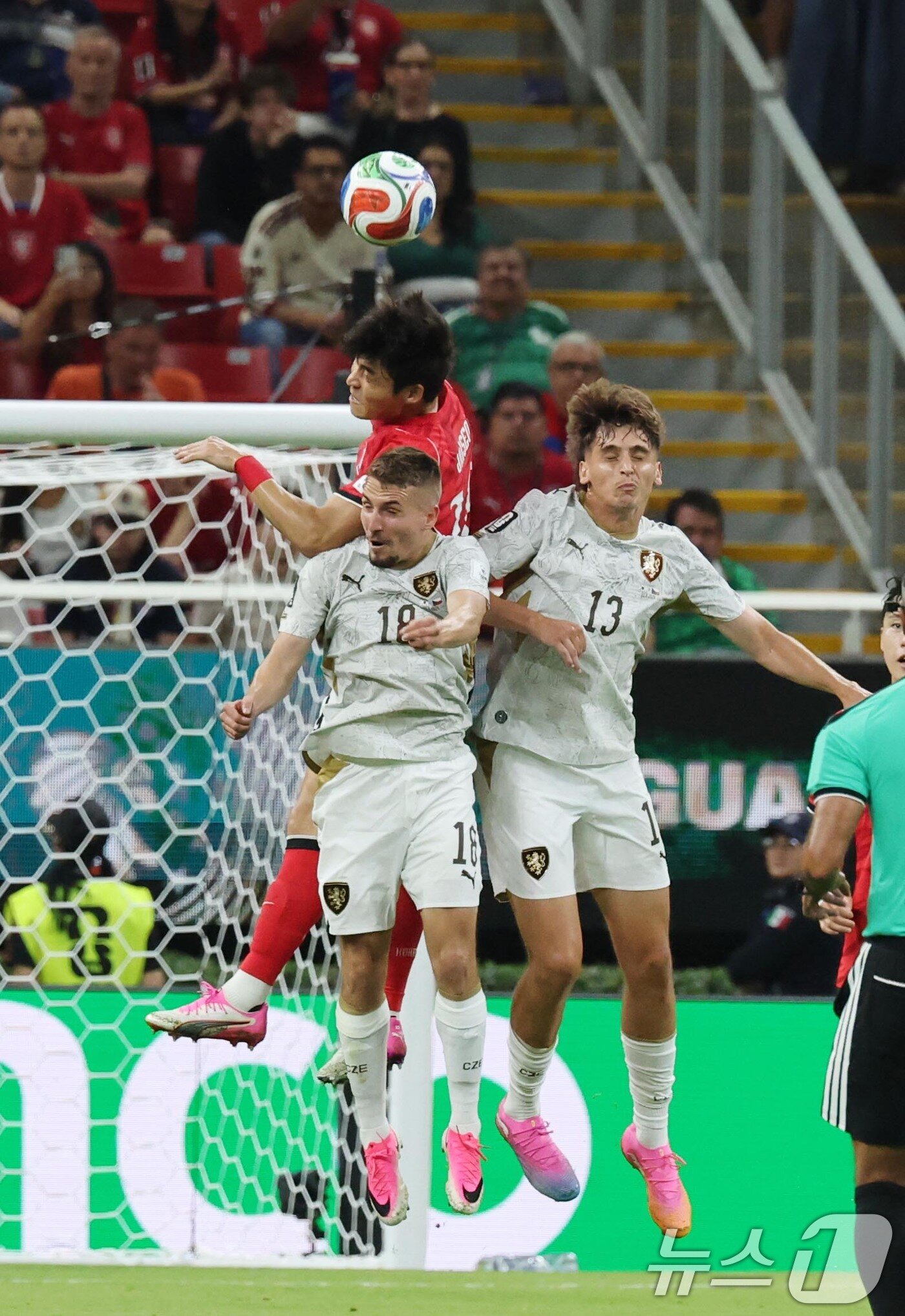 본문 이미지 - 대한민국 축구국가대표팀 박진섭이 11일(현지시간) 멕시코 할리스코주 사포판 과달라하라 스타디움에서 열린 2026 북중미 월드컵 A조 조별리그 1차전 대한민국과 체코의 경기에서 헤딩을 하고 있다. 이날 경기는 대한민국이 체코를 상대로 2-1로 승리했다. 2026.6.12 ⓒ 뉴스1 임세영 기자