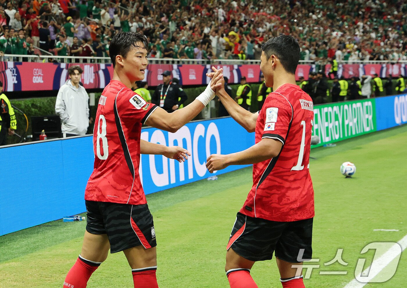 본문 이미지 - 대한민국 축구국가대표팀 오현규가 11일(현지시간) 멕시코 할리스코주 사포판 과달라하라 스타디움에서 열린 2026 북중미 월드컵 A조 조별리그 1차전 대한민국과 체코의 경기에서 역전골을 넣고 황희찬과 하이파이브를 나누고 있다. 이날 경기는 대한민국이 체코를 상대로 2-1로 승리했다. 2026.6.12 ⓒ 뉴스1 임세영 기자
