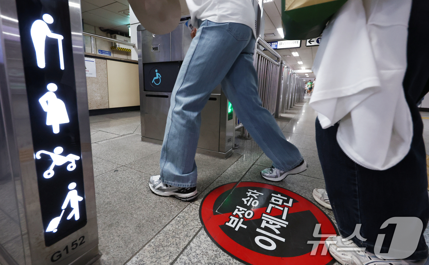 (서울=뉴스1) 김민지 기자 = 고령화 등으로 무상 수송 비용 등이 증가하면서 서울교통공사의 적자가 크게 불어났다.12일 서울교통공사에 따르면 지난해 공사의 적자 규모는 당기순손실 …