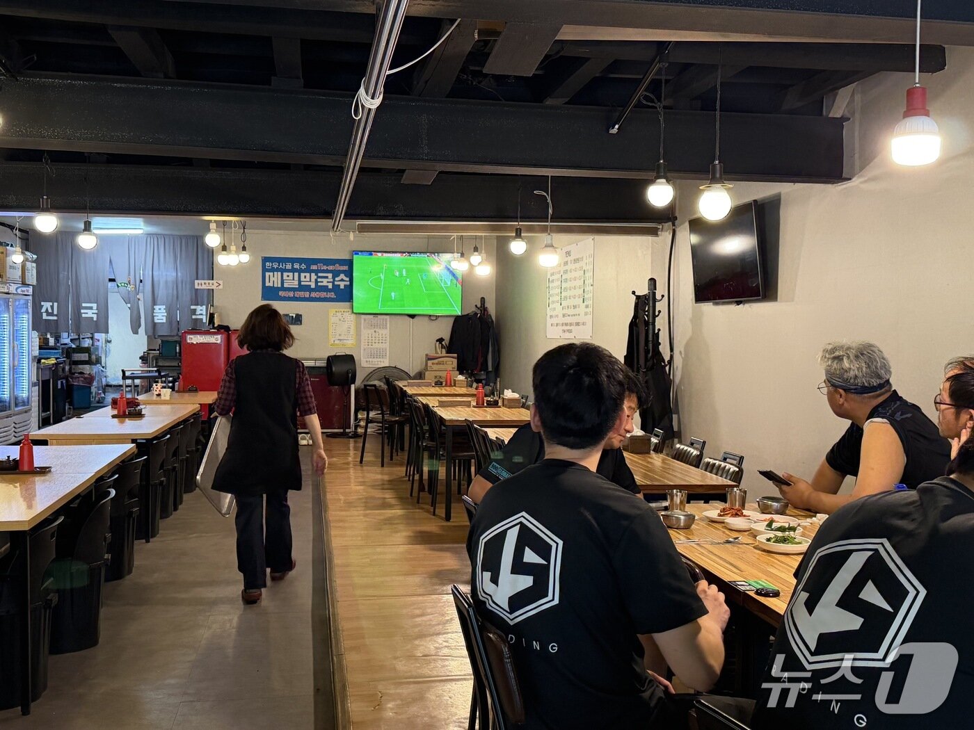 본문 이미지 - 12일 오전 충북 청주의 한 음식점에서 시민들이 체코전 경기를 지켜보고 있다. 2026.6.12/뉴스1