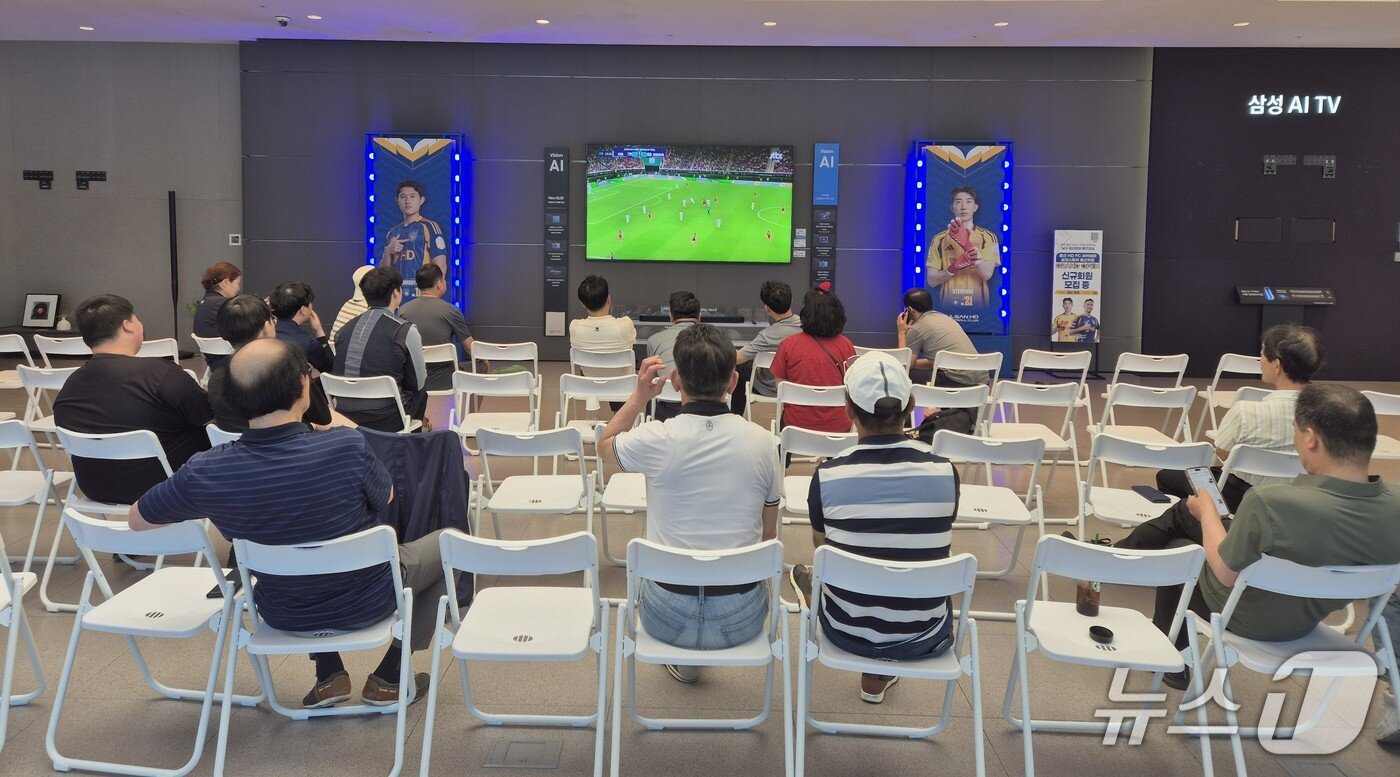 본문 이미지 - 2일 울산 남구 달동의 삼성스토어 매장에서 시민들이 대한민국 축구 국가대표팀의 2026 국제축구연맹(FIFA) 북중미 월드컵 조별리그 첫 경기를 보고 있다.2026.06.12.ⓒ 뉴스1 박정현 기자
