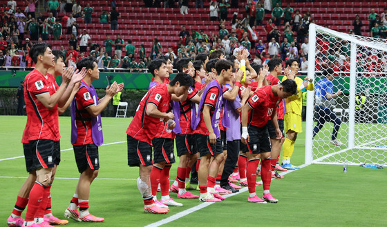 관중들에게 인사하는 축구대표팀