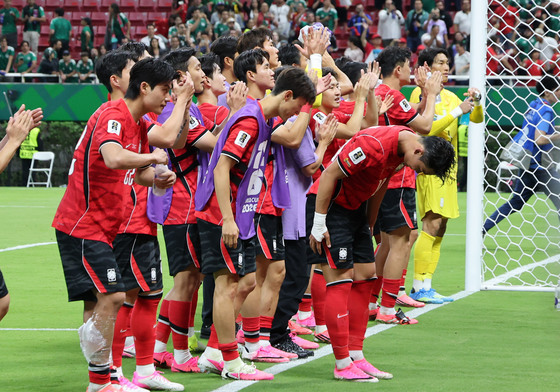 관중들에게 인사하는 축구대표팀