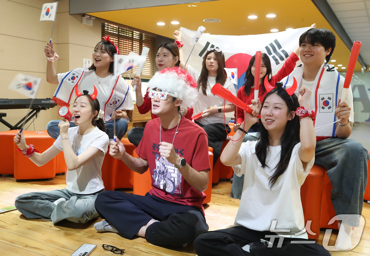 (대구=뉴스1) 공정식 기자 = 2026 북중미월드컵 A조 조별리그 1차전 대한민국과 체코의 경기가 열린 12일 대구 달서구 계명문화대 글로벌존에서 학생들이 응원전을 펼치고 있다. …