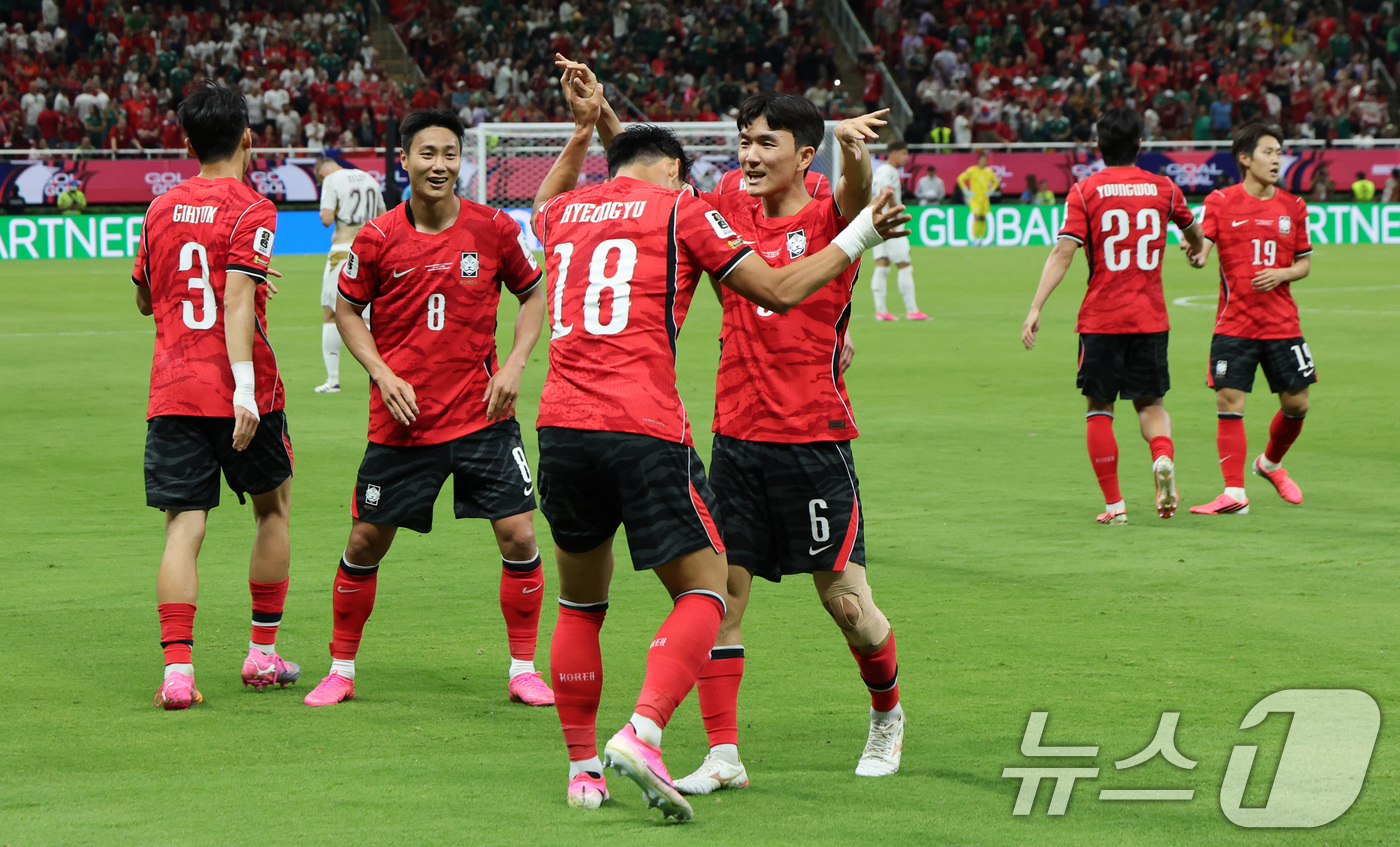 (과달라하라(멕시코)=뉴스1) 임세영 기자 = 대한민국 축구국가대표팀 오현규와 황인범이 11일(현지시간) 멕시코 할리스코주 사포판 과달라하라 스타디움에서 열린 2026 북중미 월드 …