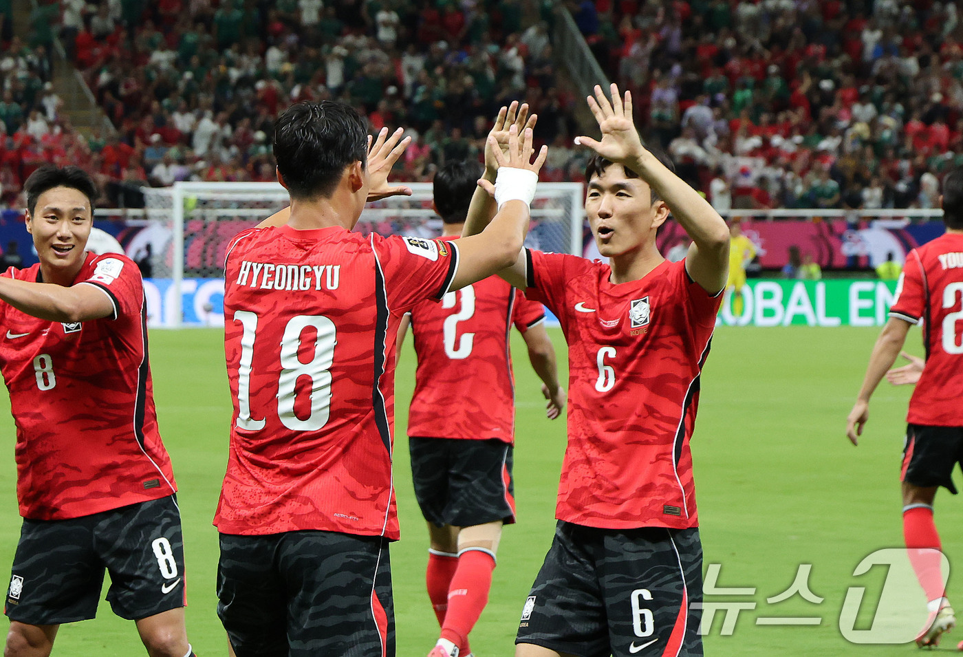 (과달라하라(멕시코)=뉴스1) 임세영 기자 = 대한민국 축구국가대표팀 오현규와 황인범이 11일(현지시간) 멕시코 할리스코주 사포판 과달라하라 스타디움에서 열린 2026 북중미 월드 …