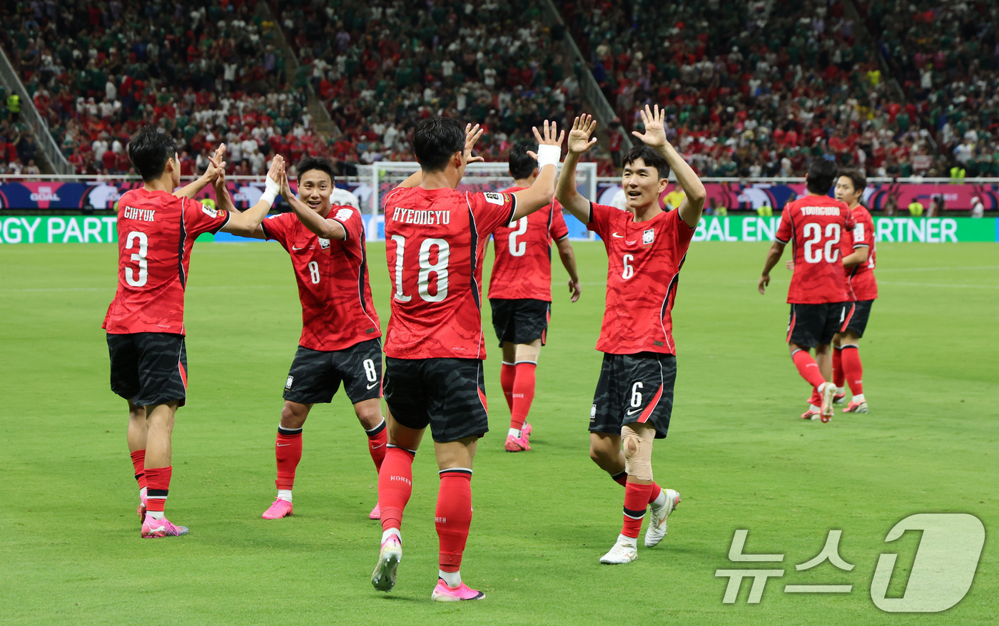 (과달라하라(멕시코)=뉴스1) 임세영 기자 = 대한민국 축구국가대표팀 오현규와 황인범이 11일(현지시간) 멕시코 할리스코주 사포판 과달라하라 스타디움에서 열린 2026 북중미 월드 …