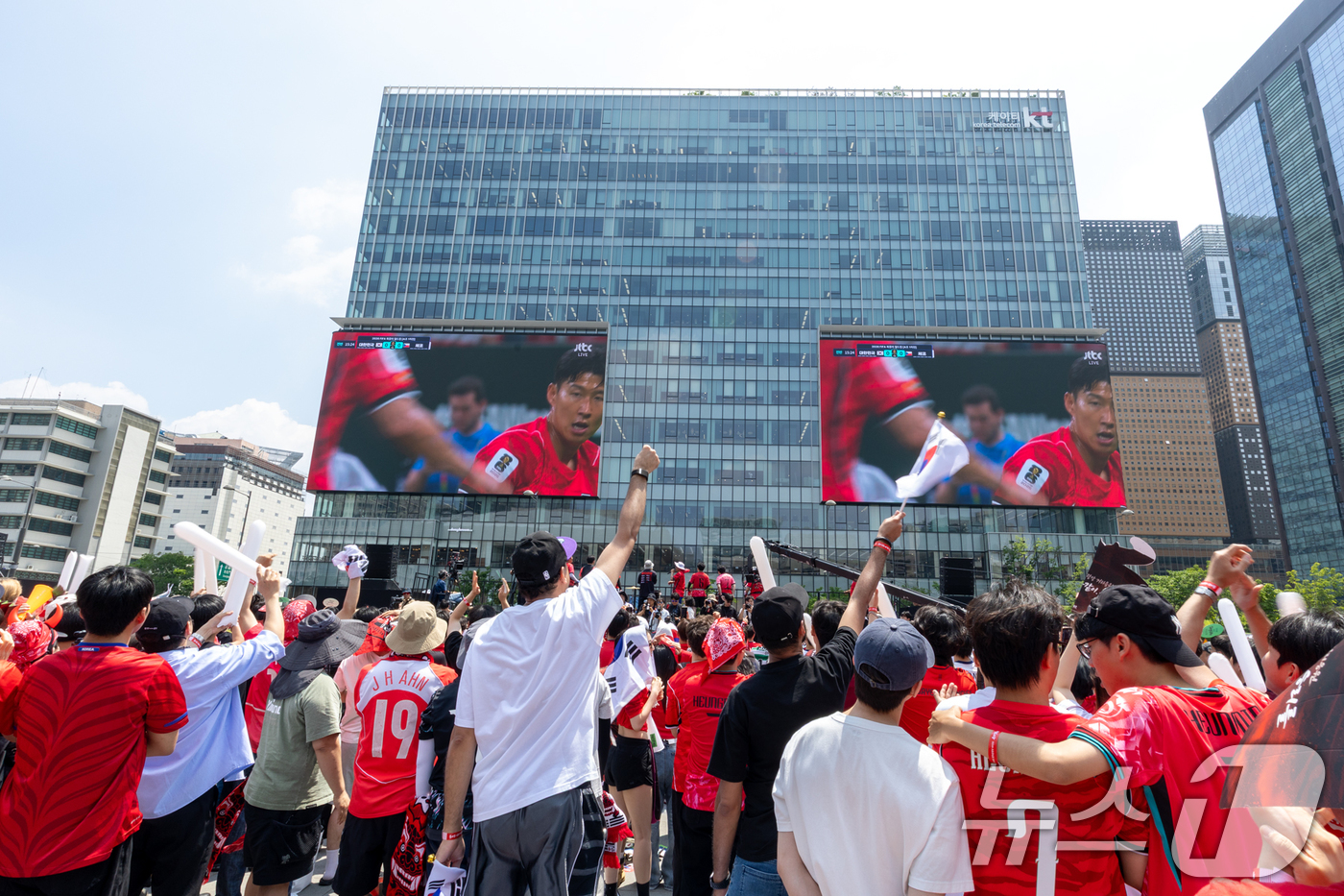 (서울=뉴스1) = 축구국가대표팀 공식 서포터즈 붉은악마를 비롯한 시민들이 12일 서울 종로구 광화문광장에서 2026 북중미월드컵 A조 조별리그 1차전 대한민국과 체코의 경기를 화 …