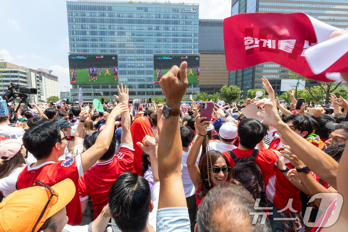 (서울=뉴스1) = 축구국가대표팀 공식 서포터즈 붉은악마를 비롯한 시민들이 12일 서울 종로구 광화문광장에서 2026 북중미월드컵 A조 조별리그 1차전 대한민국과 체코의 경기를 화 …