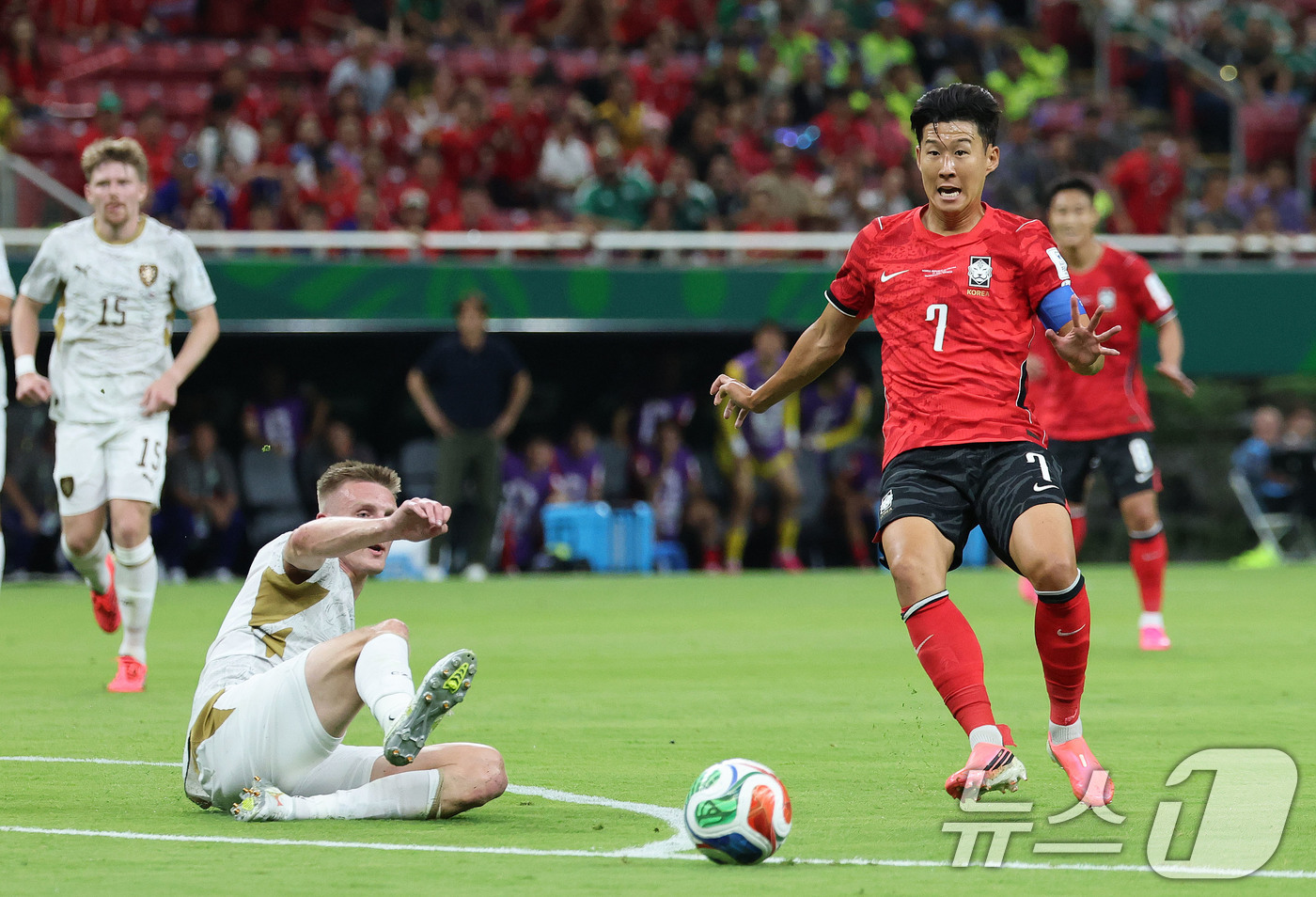 (과달라하라(멕시코)=뉴스1) 임세영 기자 = 대한민국 축구국가대표팀 손흥민이 11일(현지시간) 멕시코 할리스코주 사포판 과달라하라 스타디움에서 열린 2026 북중미 월드컵 A조 …