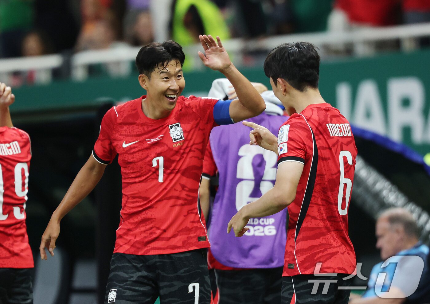 본문 이미지 - 11일(현지시간) 멕시코 할리스코주 사포판 과달라하라 스타디움에서 열린 2026 북중미 월드컵 A조 조별리그 1차전 대한민국과 체코의 경기에서 동점골을 넣은 황인범이 손흥민과 함께 기뻐하고 있다. 2026.6.12 ⓒ 뉴스1 박지혜 기자