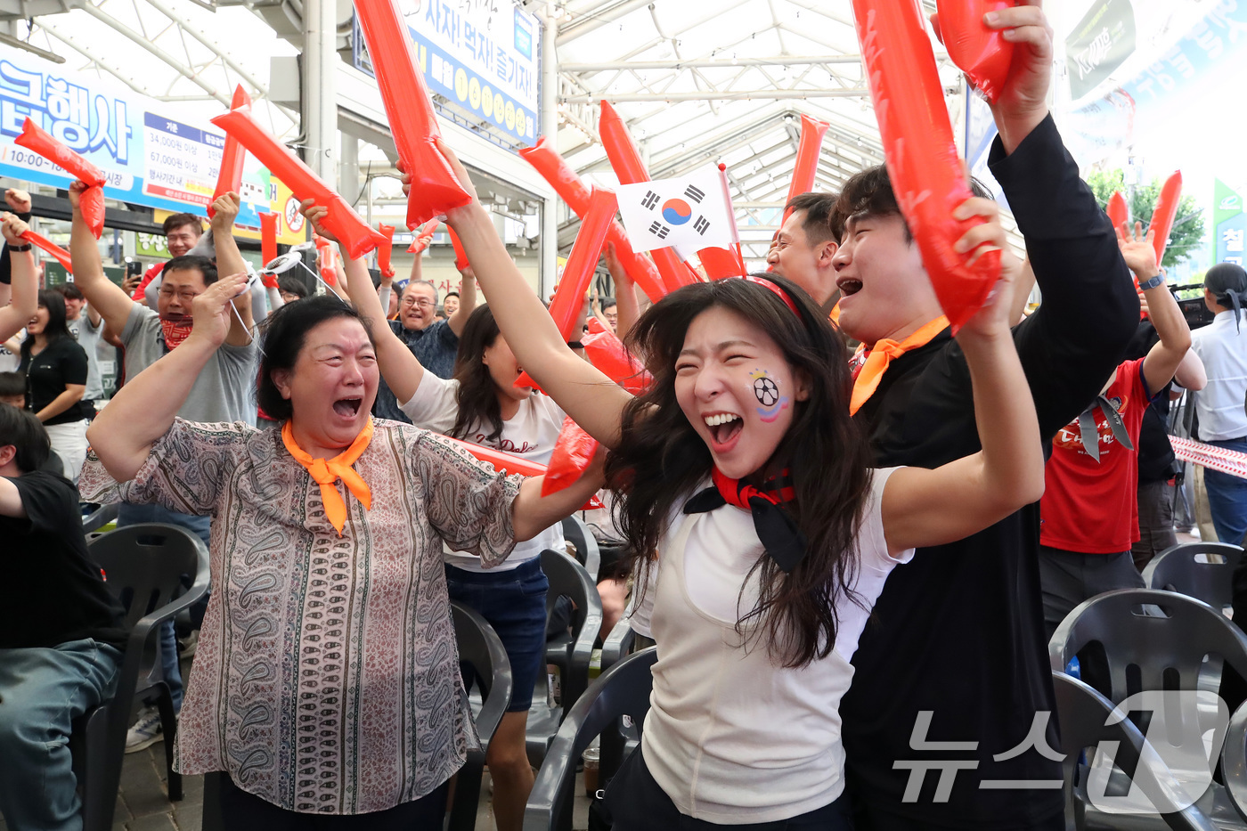 (대구=뉴스1) 공정식 기자 = 2026 북중미월드컵 A조 조별리그 1차전 대한민국과 체코의 경기가 열린 12일 대구 북구 읍내동 칠곡시장에서 시민들이 응원전을 펼치며 승리에 환호 …
