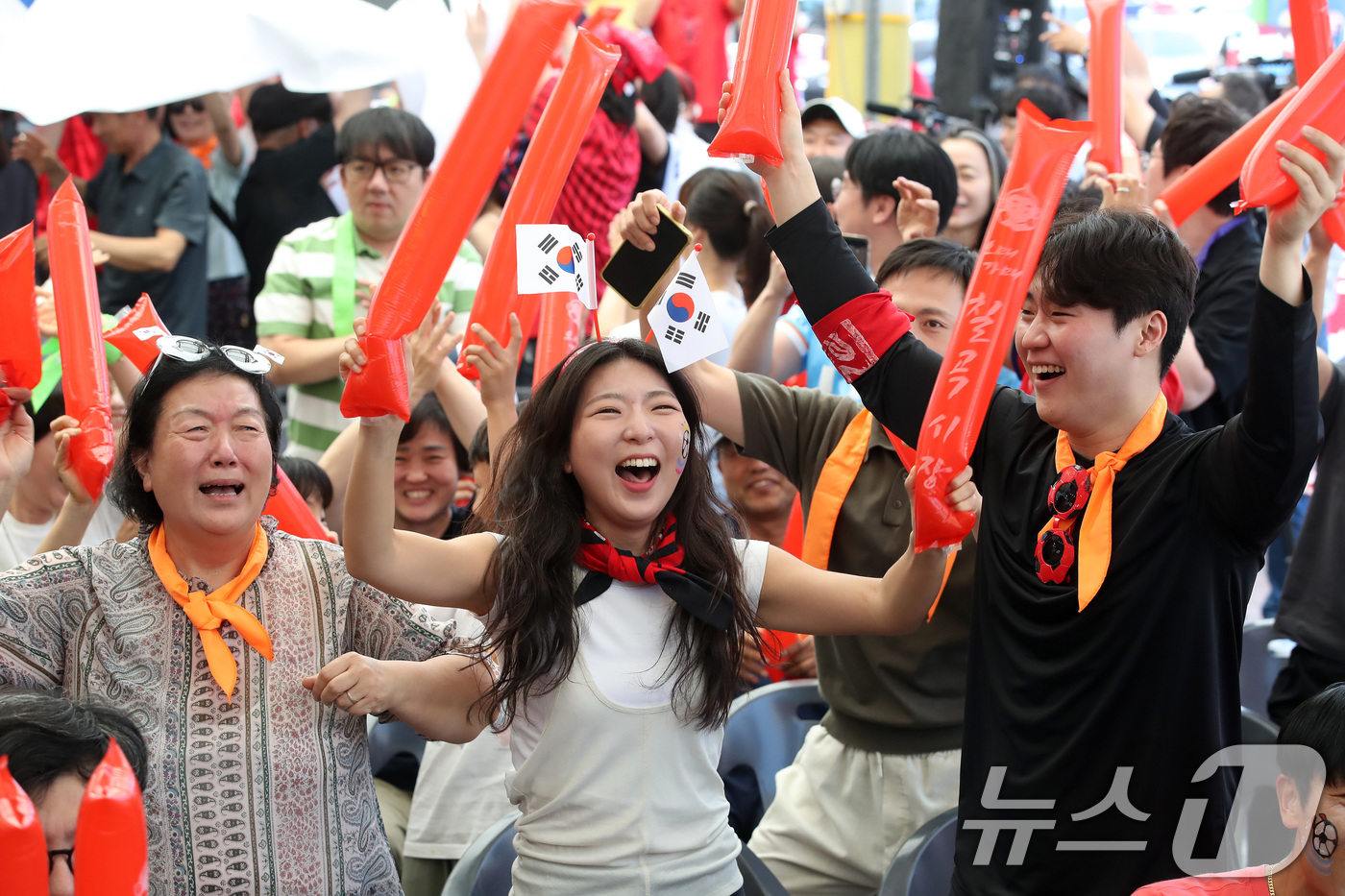 (대구=뉴스1) 공정식 기자 = 2026 북중미월드컵 A조 조별리그 1차전 대한민국과 체코의 경기가 열린 12일 대구 북구 읍내동 칠곡시장에서 시민들이 응원전을 펼치며 승리에 환호 …