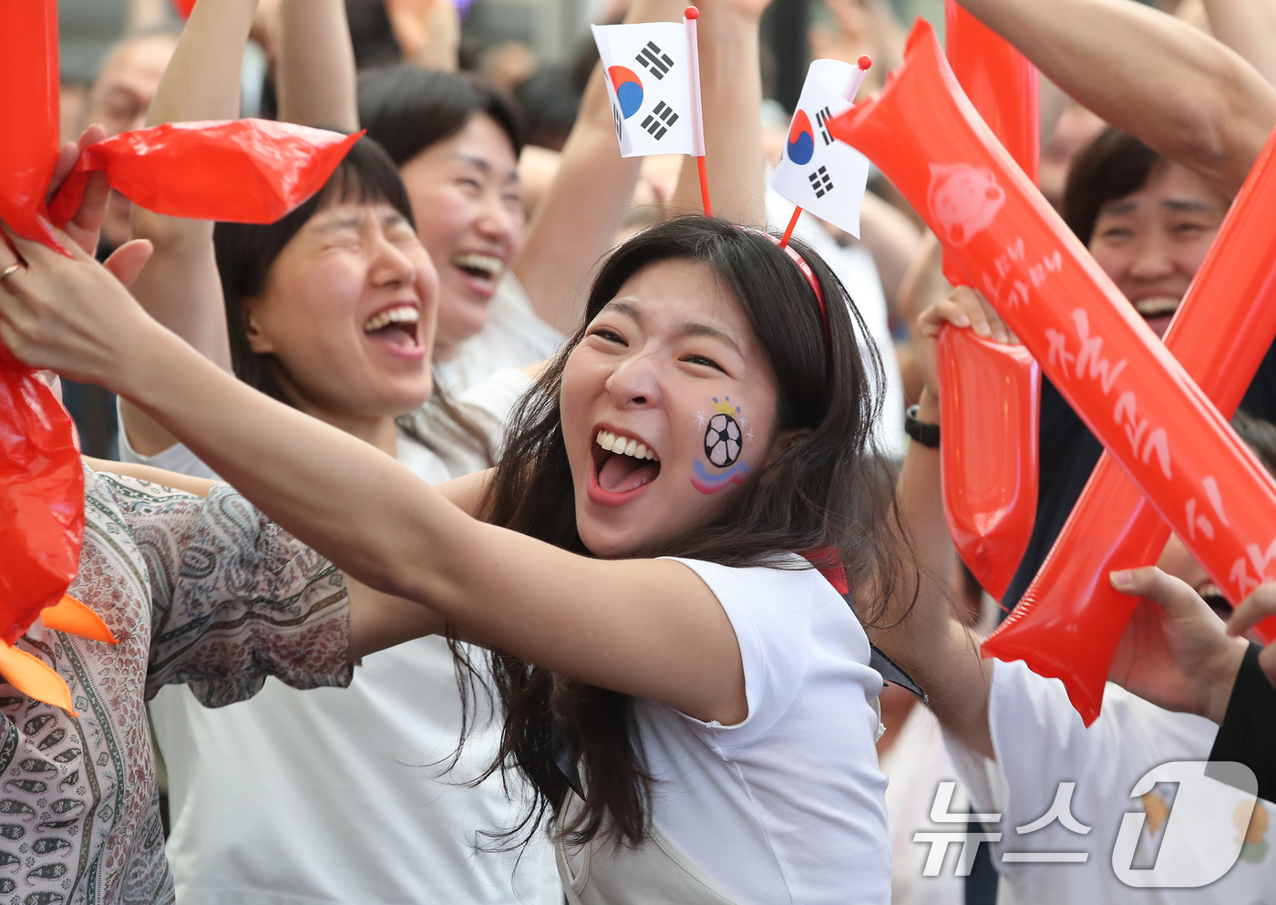 (대구=뉴스1) 공정식 기자 = 2026 북중미월드컵 A조 조별리그 1차전 대한민국과 체코의 경기가 열린 12일 대구 북구 읍내동 칠곡시장에서 시민들이 응원전을 펼치고 있다. 20 …