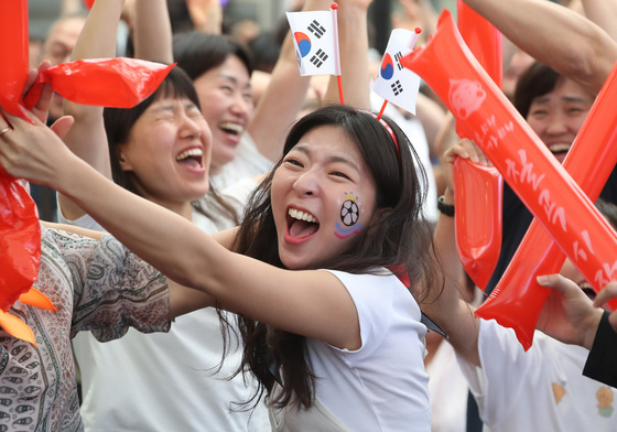 "이겼다"