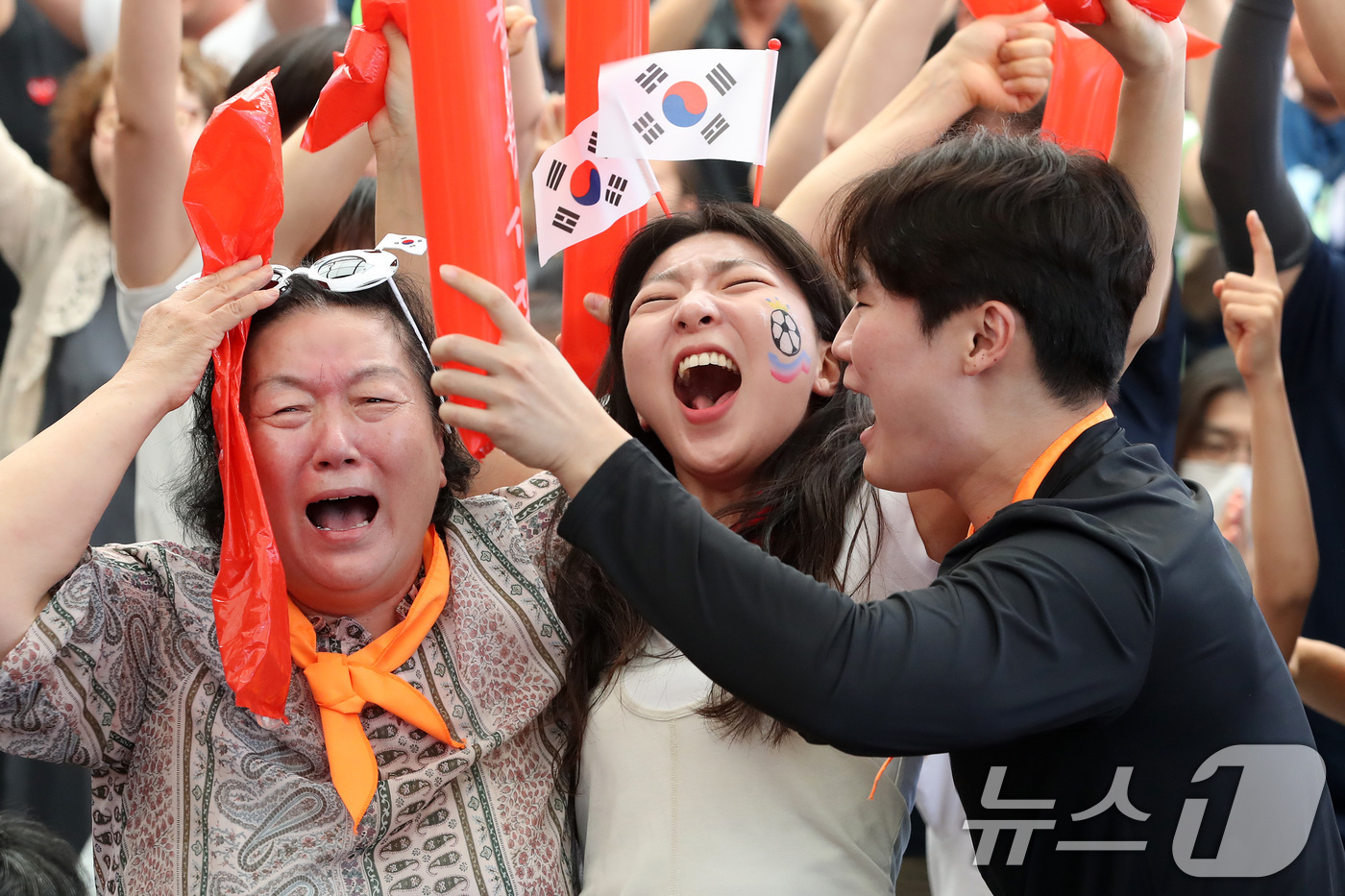 (대구=뉴스1) 공정식 기자 = 2026 북중미월드컵 A조 조별리그 1차전 대한민국과 체코의 경기가 열린 12일 대구 북구 읍내동 칠곡시장에서 시민들이 응원전을 펼치고 있다. 20 …
