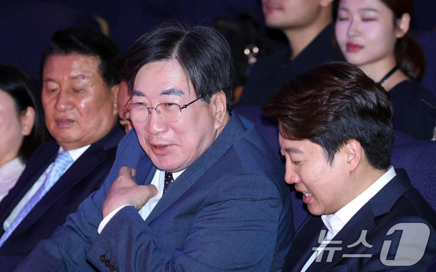 (서울=뉴스1) 김명섭 기자 = 전지명 국민통합위원회 부위원장과 이준석 개혁신당대표가 12일 서울 종로구 정부서울청사 별관에서 열린 '청년통통포럼' 발대식에서 대화를 하고 있다. …