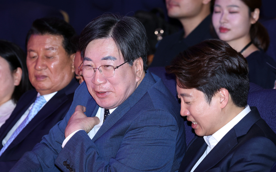 대화하는 전지명·이석연