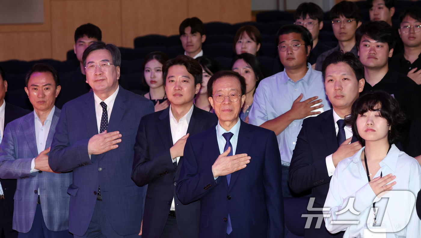 (서울=뉴스1) 김명섭 기자 = 이석연 국민통합위원회 위원장, 이준석 개혁신당대표, 전지명 국민통합위원회 부위원장 등 참석자들이 12일 서울 종로구 정부서울청사 별관에서 열린 '청 …