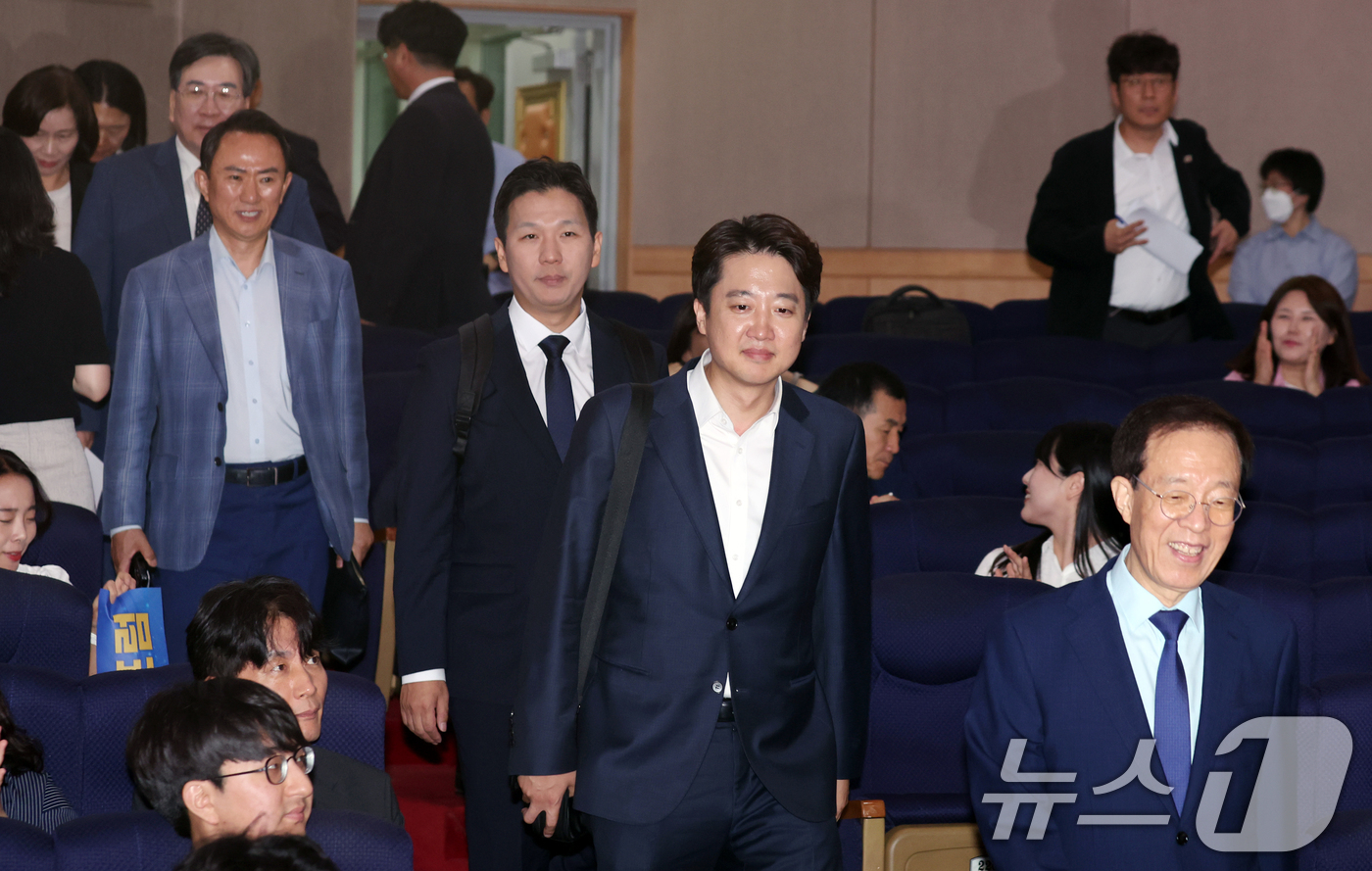 (서울=뉴스1) 김명섭 기자 = 이석연 국민통합위원회 위원장,  이준석 개혁신당대표 등이 12일 서울 종로구 정부서울청사 별관에서 열린 '청년통통포럼' 발대식에 참석하고 있다. 2 …