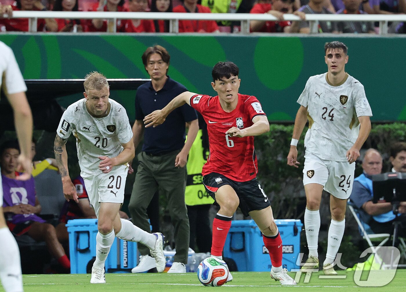 본문 이미지 - 대한민국 축구국가대표팀 황인범이 11일(현지시간) 멕시코 할리스코주 사포판 과달라하라 스타디움에서 열린 2026 북중미 월드컵 A조 조별리그 1차전 대한민국과 체코 경기에서 드리블을 하고 있다. 이날 경기는 대한민국 체코를 상대로 2-1로 승리했다. 2026.6.12 ⓒ 뉴스1 임세영 기자