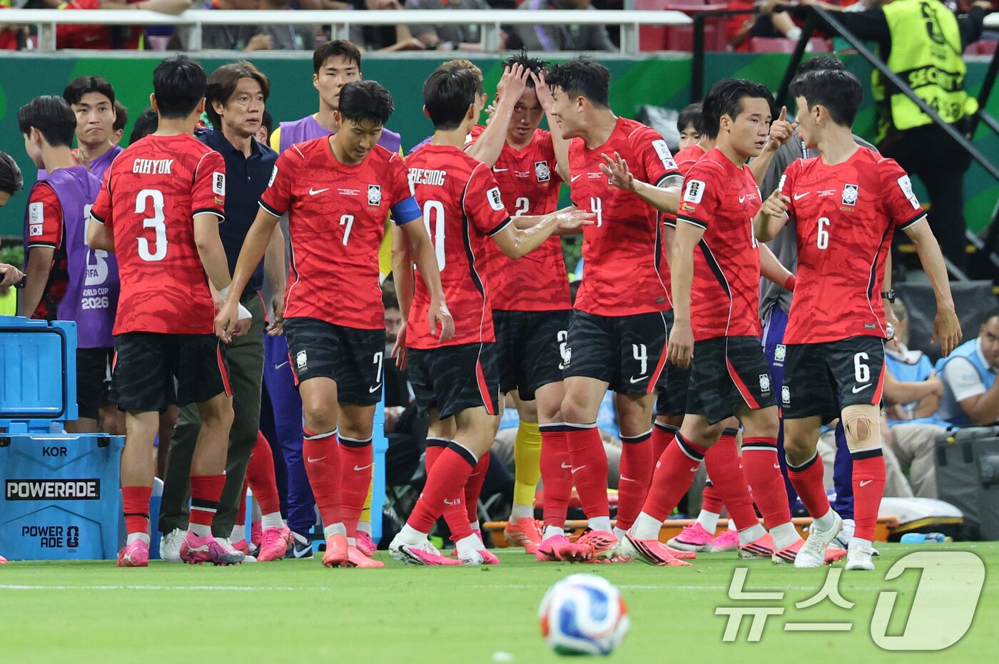 본문 이미지 - 홍명보 대한민국 축구국가대표팀 감독이 11일(현지시간) 멕시코 할리스코주 사포판 과달라하라 스타디움에서 열린 2026 북중미 월드컵 A조 조별리그 1차전 대한민국과 체코 경기에서 하이드레이션 브레이크 중 선수들에게 작전을 지시하고 있다. 이날 경기는 대한민국 체코를 상대로 2-1로 승리했다. 2026.6.12 ⓒ 뉴스1 임세영 기자