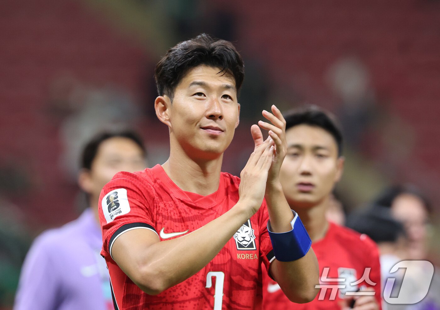 본문 이미지 - 11일(현지시간) 멕시코 할리스코주 사포판 과달라하라 스타디움에서 열린 2026 북중미 월드컵 A조 조별리그 1차전 대한민국과 체코의 경기에서 주장 손흥민이 2-1 승리 후 관중들에게 인사하고 있다. 2026.6.12 ⓒ 뉴스1 박지혜 기자