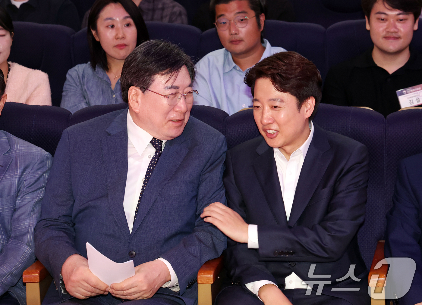 (서울=뉴스1) 김명섭 기자 = 전지명 국민통합위원회 부위원장과 이준석 개혁신당대표가 12일 서울 종로구 정부서울청사 별관에서 열린 '청년통통포럼' 발대식에서 대화를 하고 있다. …