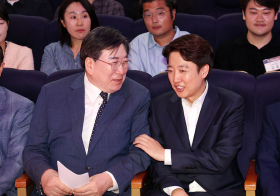 이준석 대표와 대화하는 전지명 부위원장