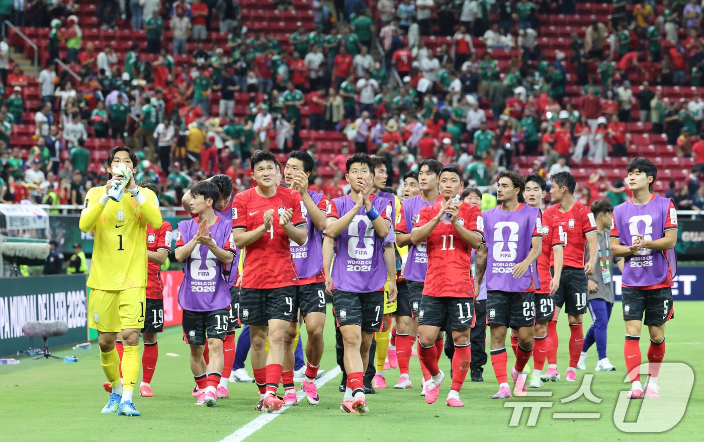 본문 이미지 - 대한민국 축구국가대표팀 선수들이 11일(현지시간) 멕시코 할리스코주 사포판 과달라하라 스타디움에서 열린 2026 북중미 월드컵 A조 조별리그 1차전 대한민국과 체코 경기를 마치고 관중들에게 인사를 하고 있다. 이날 경기는 대한민국 체코를 상대로 2-1로 승리했다. 2026.6.12 ⓒ 뉴스1 임세영 기자